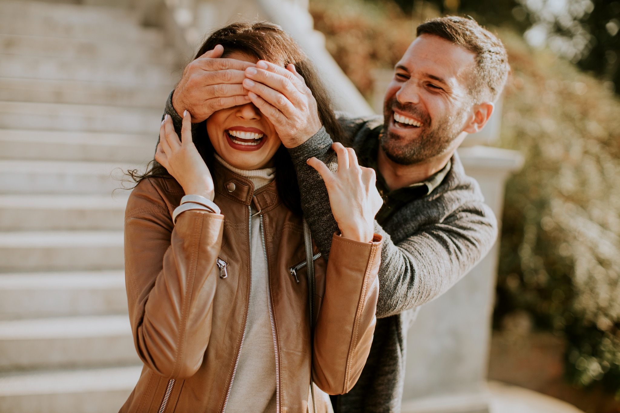 Pareja compartiendo una sorpresa