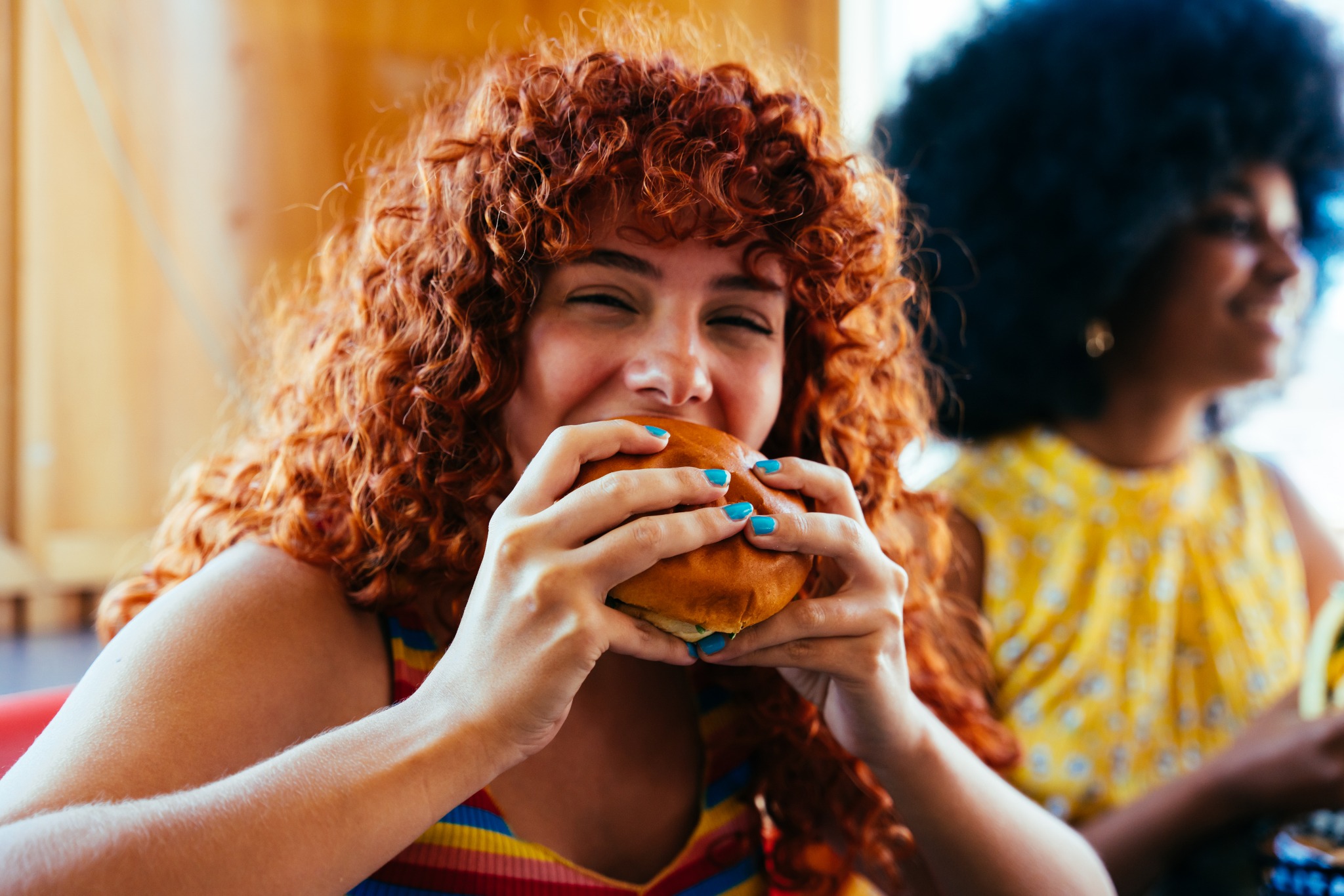 Amigos disfrutando una comida