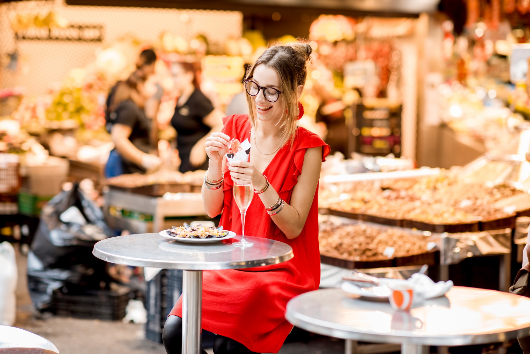 Mujer disfrutando de una experiencia gastronómica