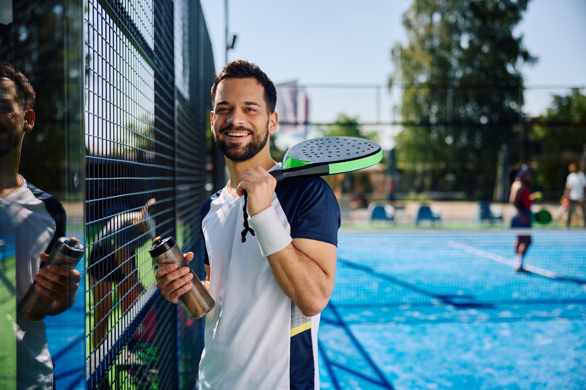 Jugador disfrutando del pádel